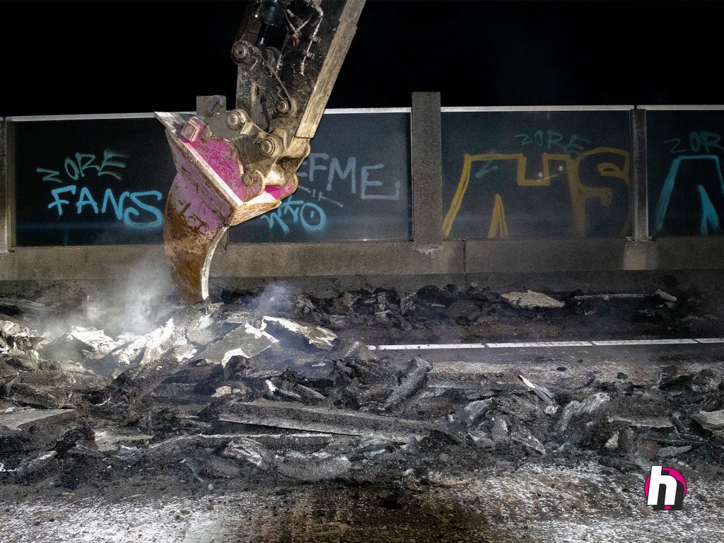 Hein Heun - Verwijderen asfalt snelweg nabij Ravenstein