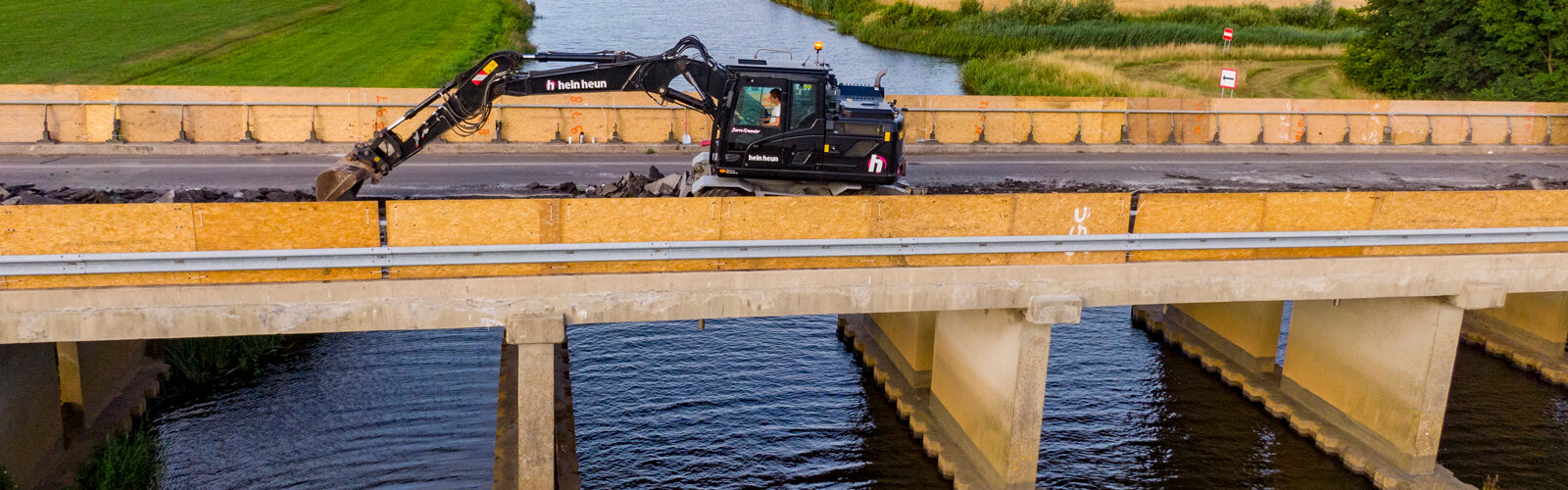Hein Heun - Asphalt aufreißen auf der N36 bei Beerze (NL)